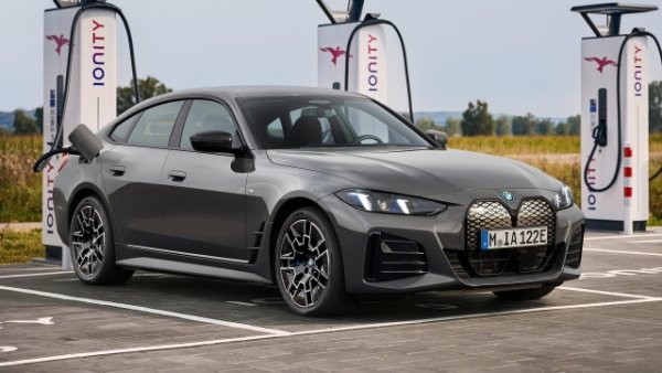 Това е седан със спортни линии и котешка задна част, следователно по-динамична. С дължина  478 см , BMW i4 запазва отличителните черти на най-новия дизайнерски език на баварската марка - голямата решетка с двоен бъбрек отпред и заострената форма на фаровете. Централната конзола разполага с модерно проектиран панел за управление на скоростния лост, BMW Controller, както и функционални бутони.
 
През първите два месеца на годината са продадени 6812 единици в Европа. Гамата включва базовата версия eDrive35 със задно предаване, 286 к.с. мощност и 70 kWh батерия. Следва eDrive40, която предлага 340 к.с. със същото задвижване и 83 kWh батерии. 

По-нататък идват вариантите със задвижване на четирите колела, xDrive40 с 401 к.с. и M50 xDrive с 544 коня. Максималната декларирана автономност е 600 км.
